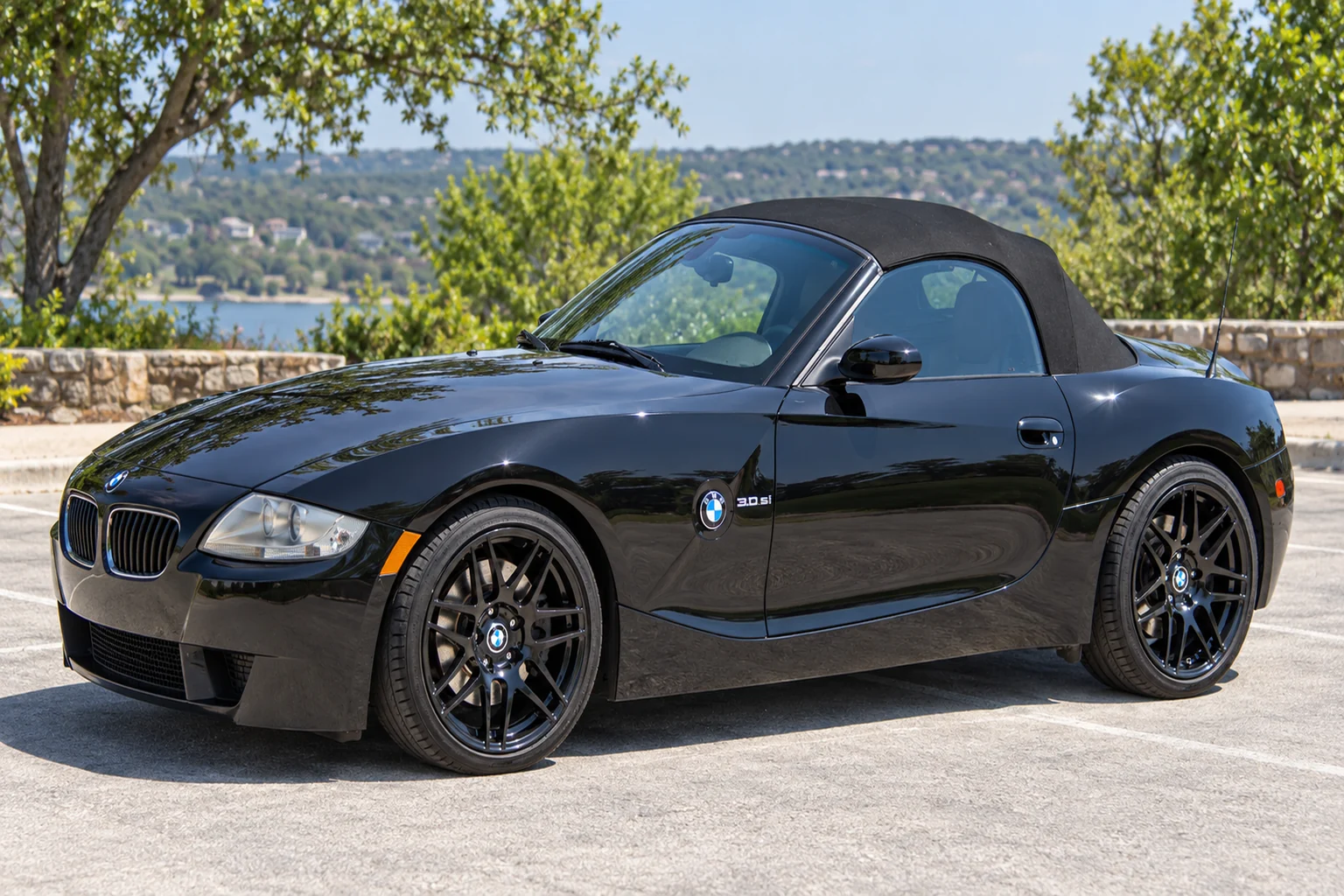 AI-generated view of a 2007 BMW Z4 3.0si Roadster with Forgestar F14 wheels