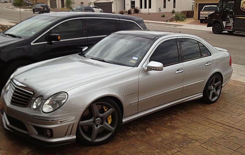 AI-generated view of a 2004 Mercedes-Benz E55 AMG Sedan with Verde Parallax wheels