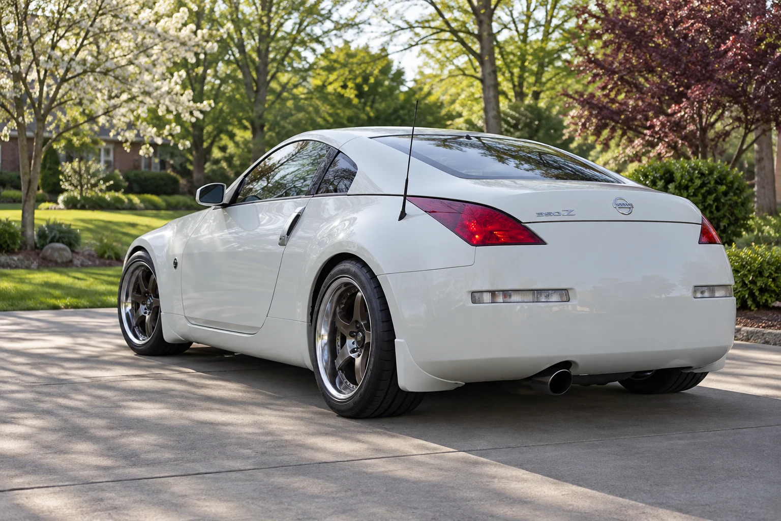 AI-generated view of a 2003 Nissan 350Z Touring with SSW D5R wheels