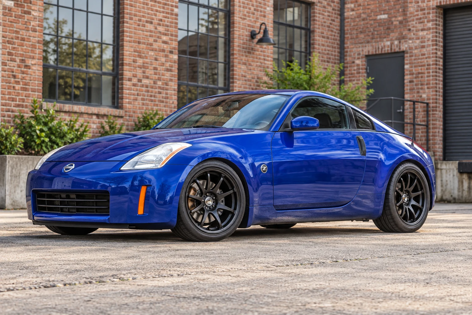 AI-generated view of a 2005 Nissan 350Z with MB Wheels Battle wheels